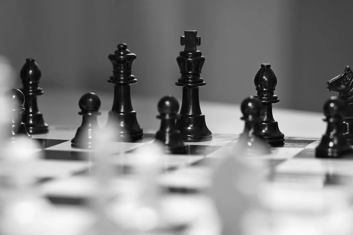 Common Endgame Mistakes: When to Push Pawns and When to Activate the King